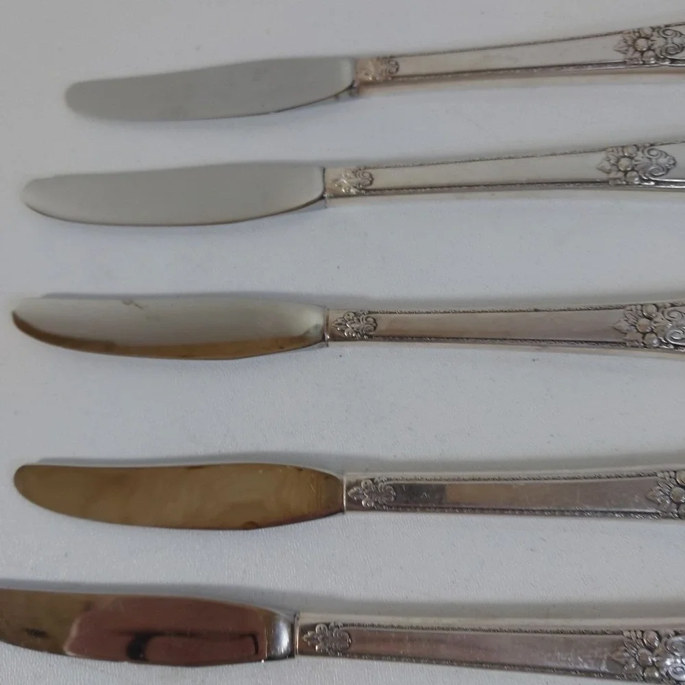 8 Vintage 1847 Rogers Brothers Silver Plated‎ Adoration Dinner Knives